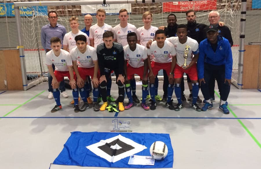 Die U16 freut sich über ihren Turniersieg in Flensburg.