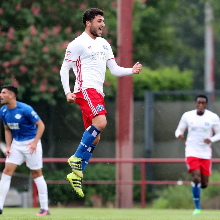 Enes Küc macht nach seinem Tor einen Luftsprung.