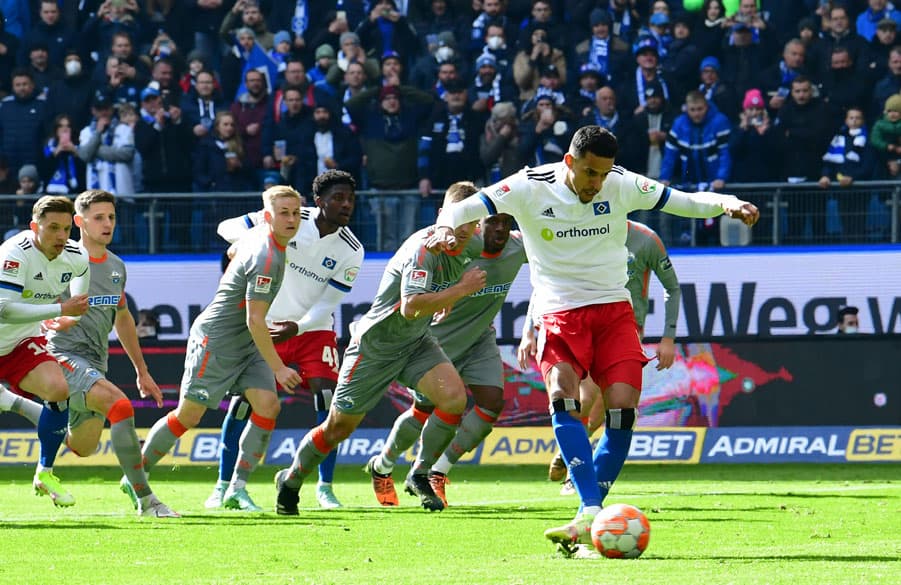In dieser Szene hätte die Partie kippen können, doch Robert Glatzel scheitert mit seinem Strafstoß und verpasst damit das 1:1.