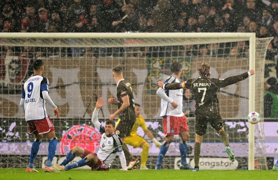 St. Pauli’s number 7 Irvine opened the scoring, but Meffert was already claiming a foul after being brought to ground during a challenge. However, the goal stood.
