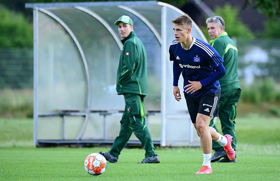 Auch die Greenkeeper haben ihn im Blick: HSV-Neuzugang Miro Muheim arbeitet in Grassau individuell für sein Comeback.