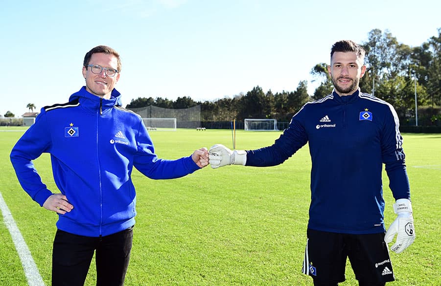 Freuen sich über die weitere Zusammenarbeit bis 2024: Sportdirektor Michael Mutzel und Torhüter Daniel Heuer Fernandes. 