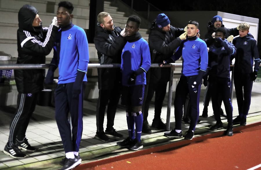 Die Spieler der U17 mussten sich vor dem Trainingsstart einem Laktattest unterziehen. Dafür bekommen die Spieler etwas Blut aus dem Ohrläppchen abgezapft.