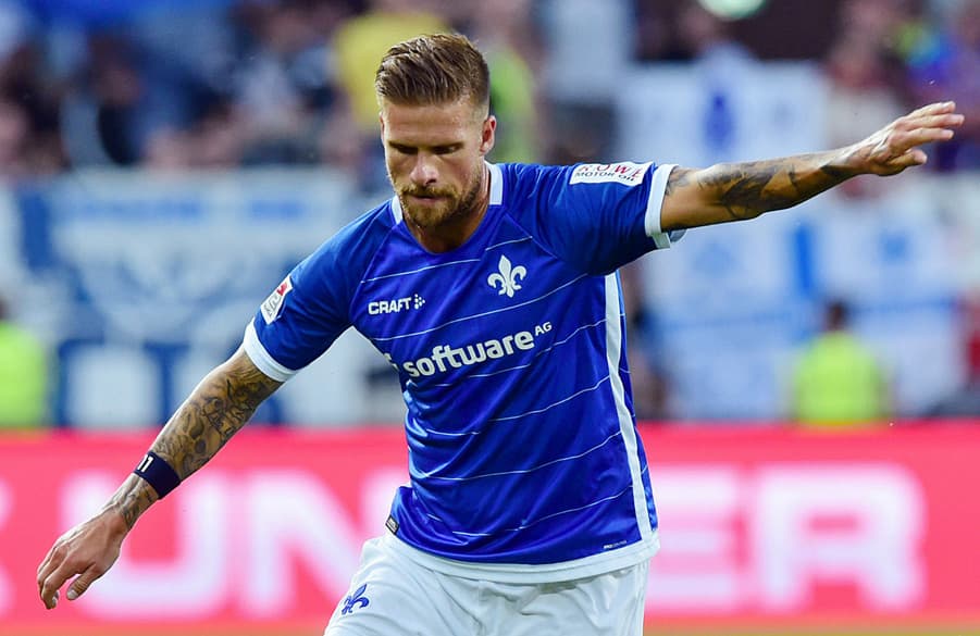Tobias Kempe schießt auf das Tor.