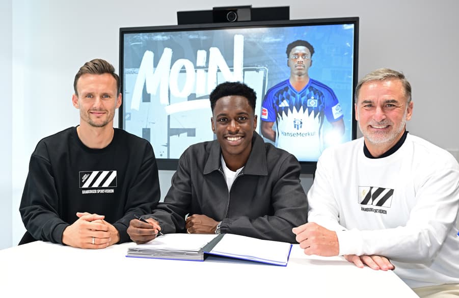 Freuen sich auf die künftige Zusammenarbeit: Sportdirektor Claus Costa, Sambi Lokonga und Vorstand Stefan Kuntz (v.l.). 