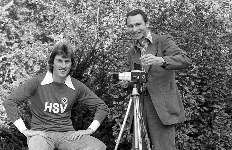Selten im Rampenlicht: Manfred Kaltz im Jahr 1978 bei einem Fototermin mit Sportfotograf Wilfried Witters.