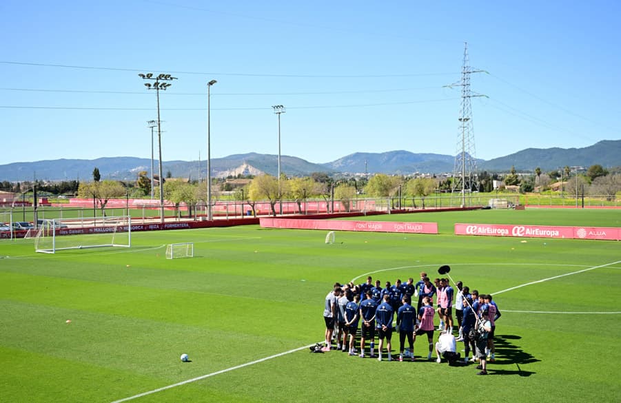 Perfekte Bedingungen: Auf der Anlage des RCD Mallorca wollen die Rothosen wie zuletzt im Frühjahr als Team einen wichtigen Schritt machen.