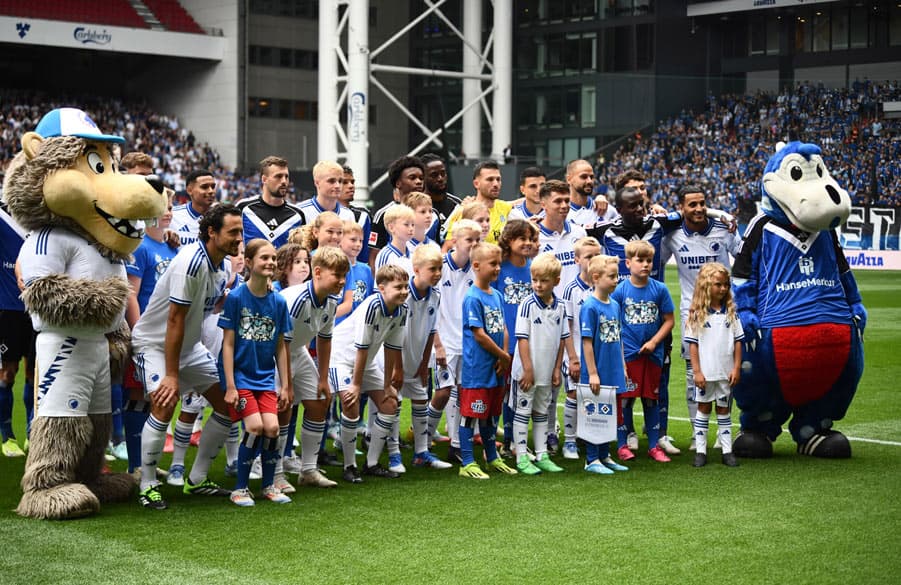 The teams took a joint photo ahead of kick-off due to the existing fan friendship between the clubs.