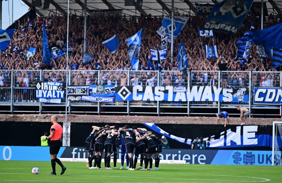 Die HSV-Fans unterstützten ihr Team auch im Saarland und sorgten in der ersten Halbzeit für Heimspiel-Atmosphäre.
