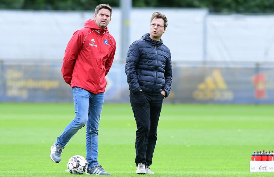 Ralf Becker und Kaderplaner Johannes Spors stehen am Trainingsplatz.
