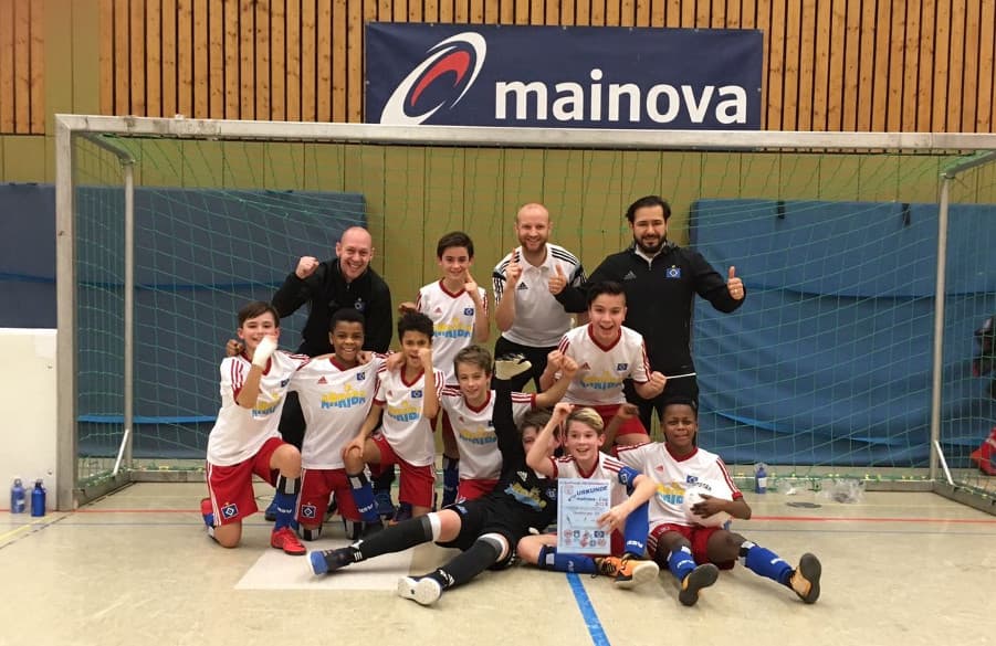 Gruppenfoto der U12 im Tor nach dem Turniersieg, 
