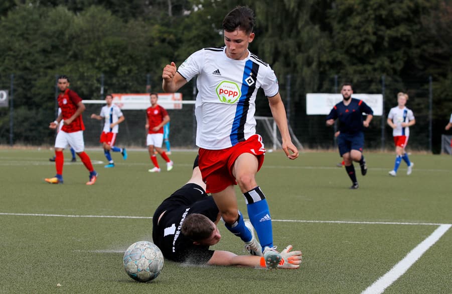 Henry Koeberer im Duell mit dem Torwart des SC Vorwärts Wacker.