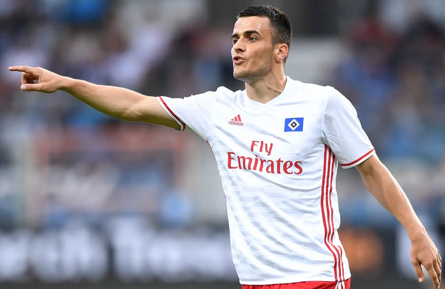 Kostic zeigt im Testspiel gegen Bochum, wo er den Ball hin haben möchte.
