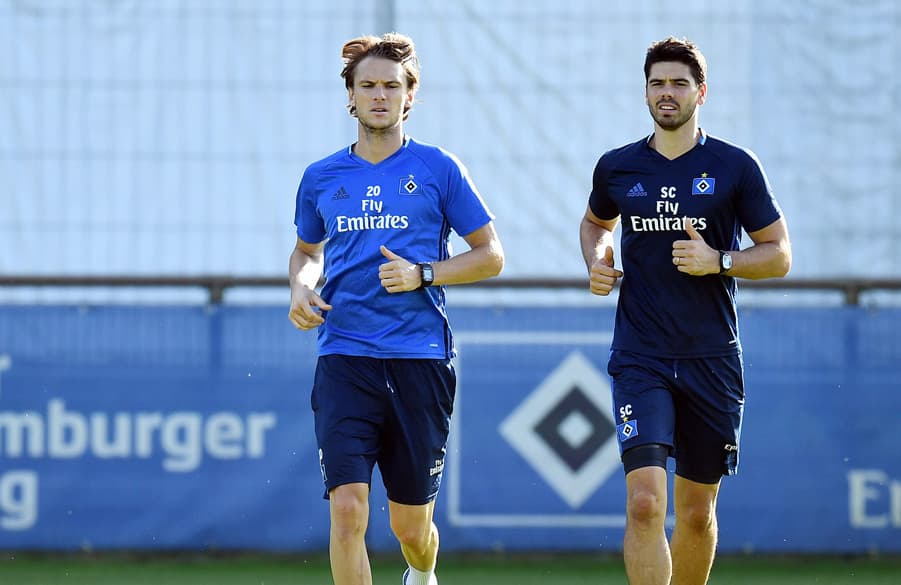 Albin Ekdal mit Reha-Trainer Sebastian Capel.