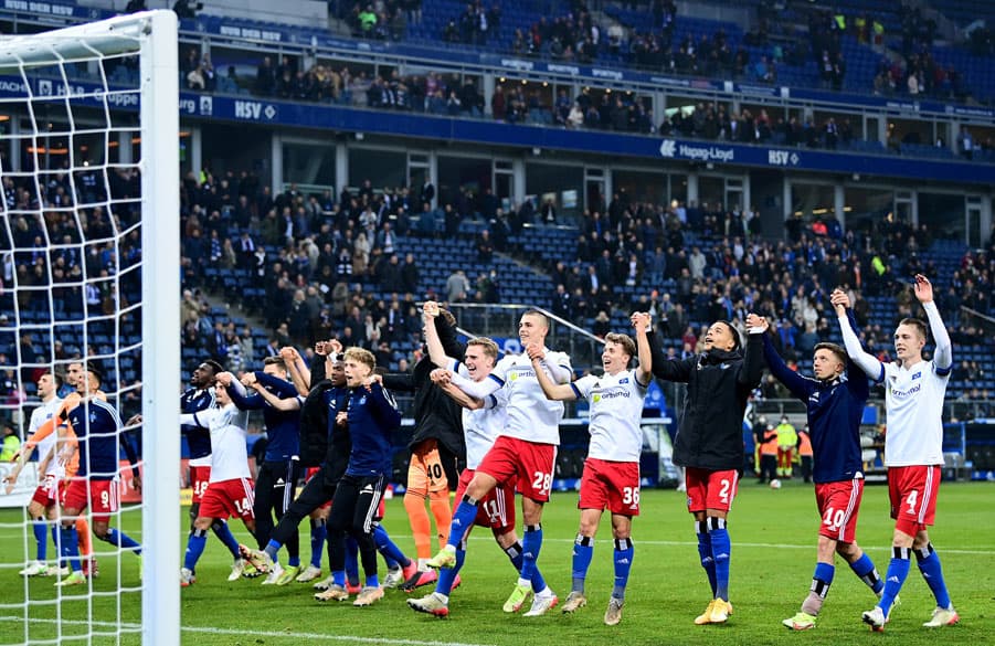 Der verdiente Lohn: Mannschaft und Fans feiern gemeinsam den Sieg und das besondere Stadionerlebnis dieses Sonnabends.