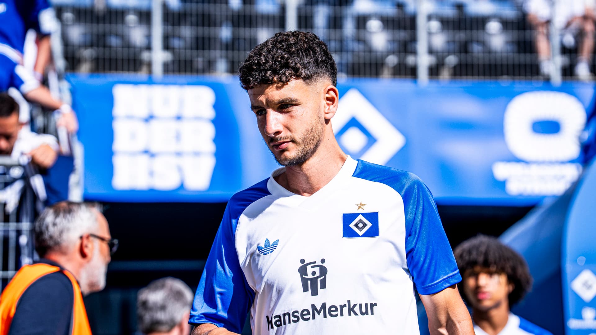 Elfadli läuft in den Volkspark ein