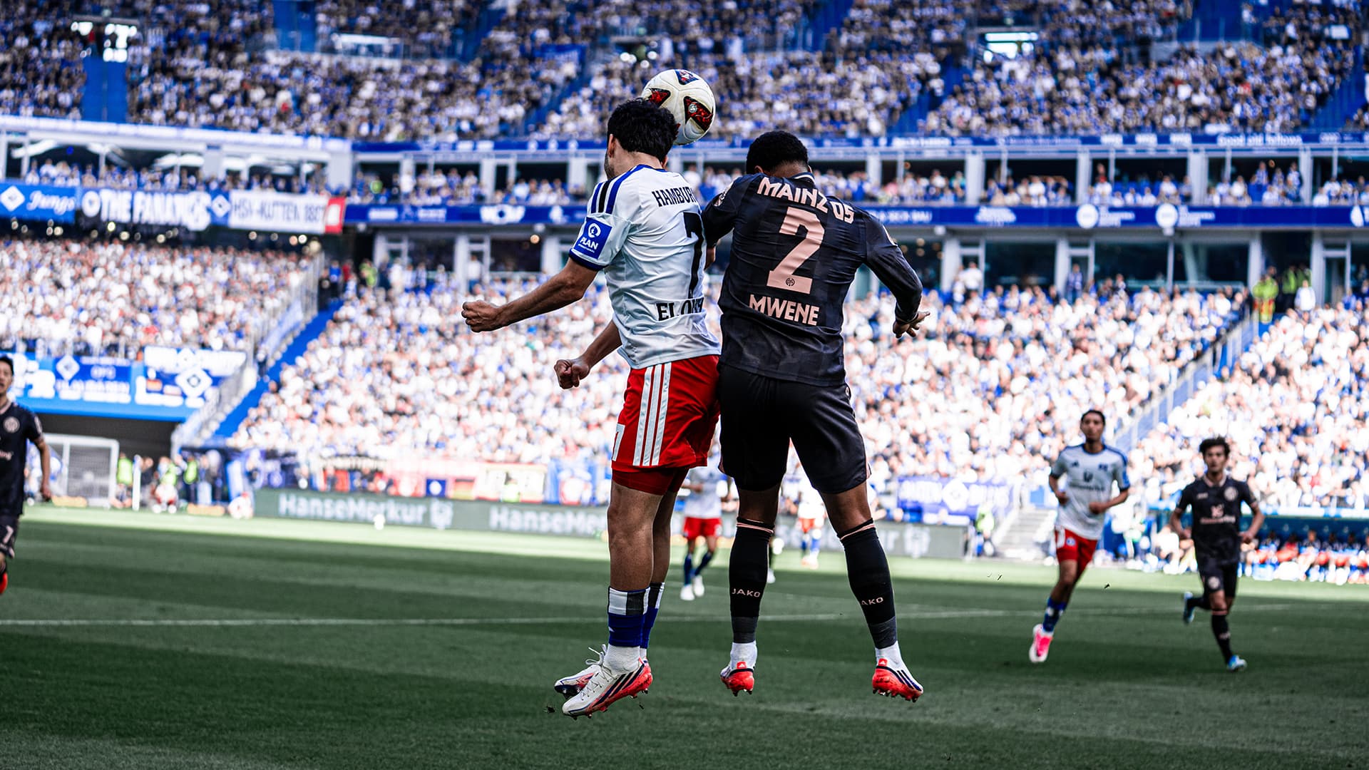 Zakaria El Ouahdi im Kopfballduell mit Phillipp Mwene.