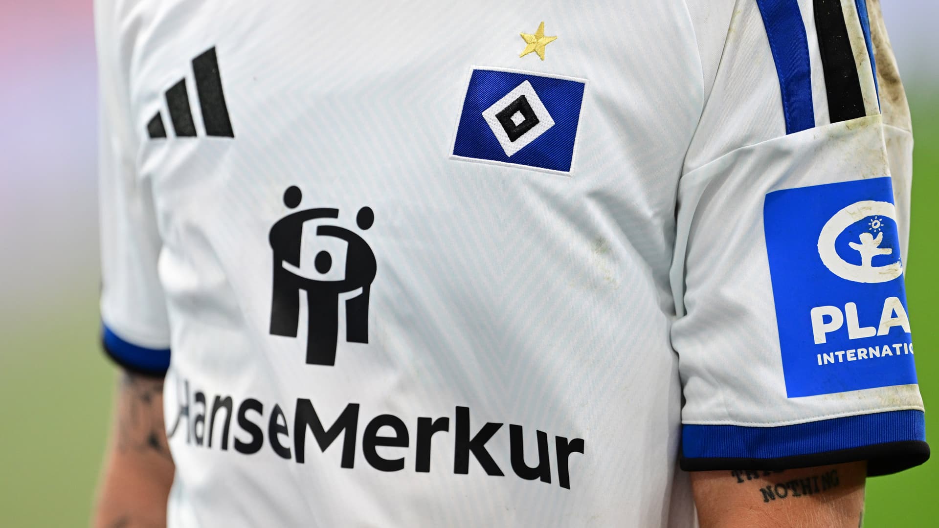 Das neue Heimtrikot des HSV für die Saison 2026/27 in der Nahaufnahme