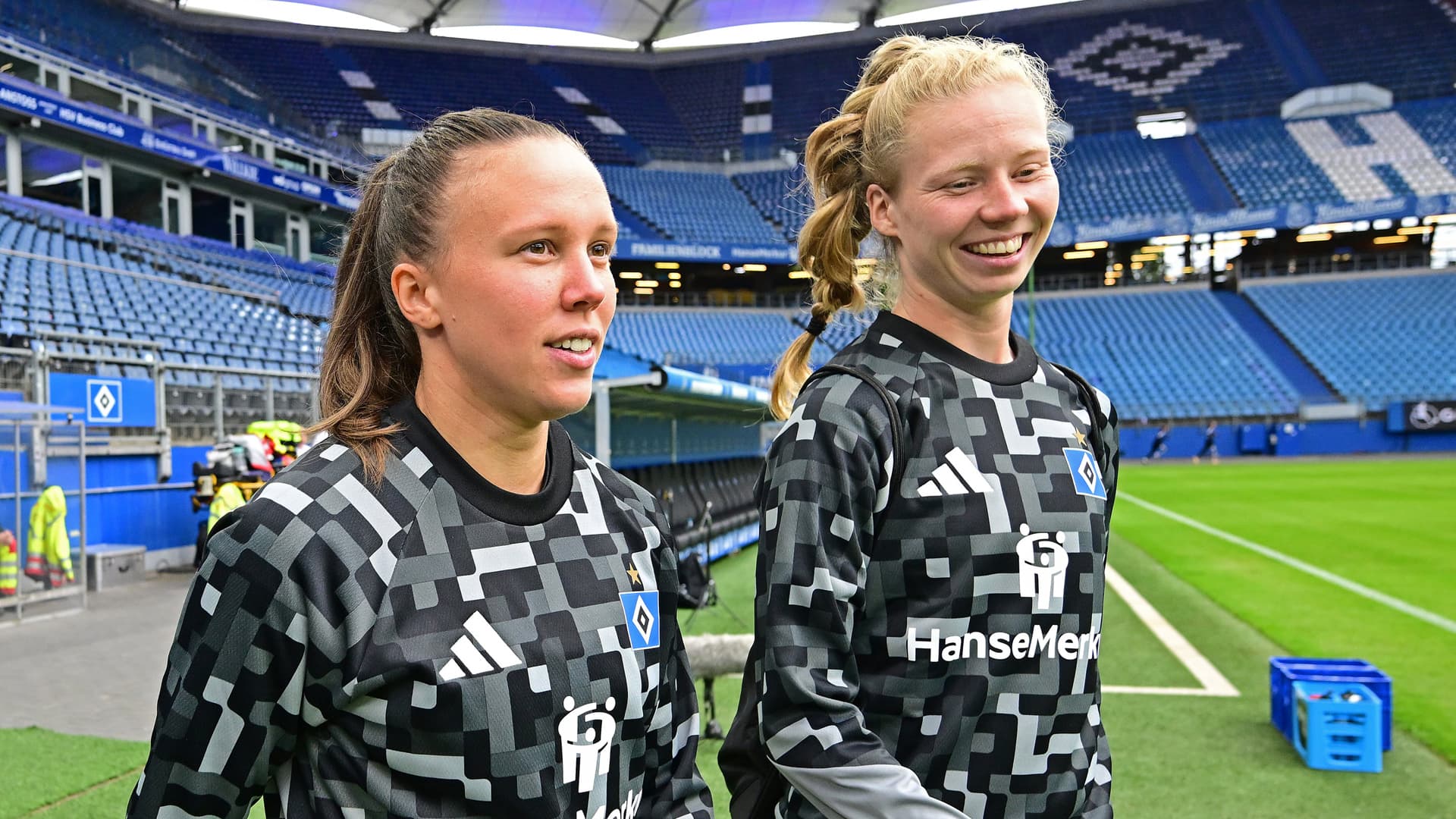 Viktoria Schwalm läuft an der Seite von Jaqueline Dönges ins Stadion