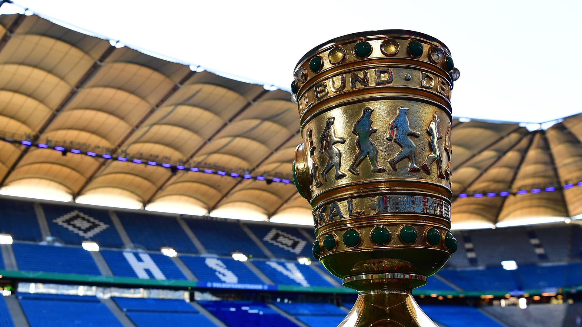 Der DFB-Pokal im Volksparkstadion.