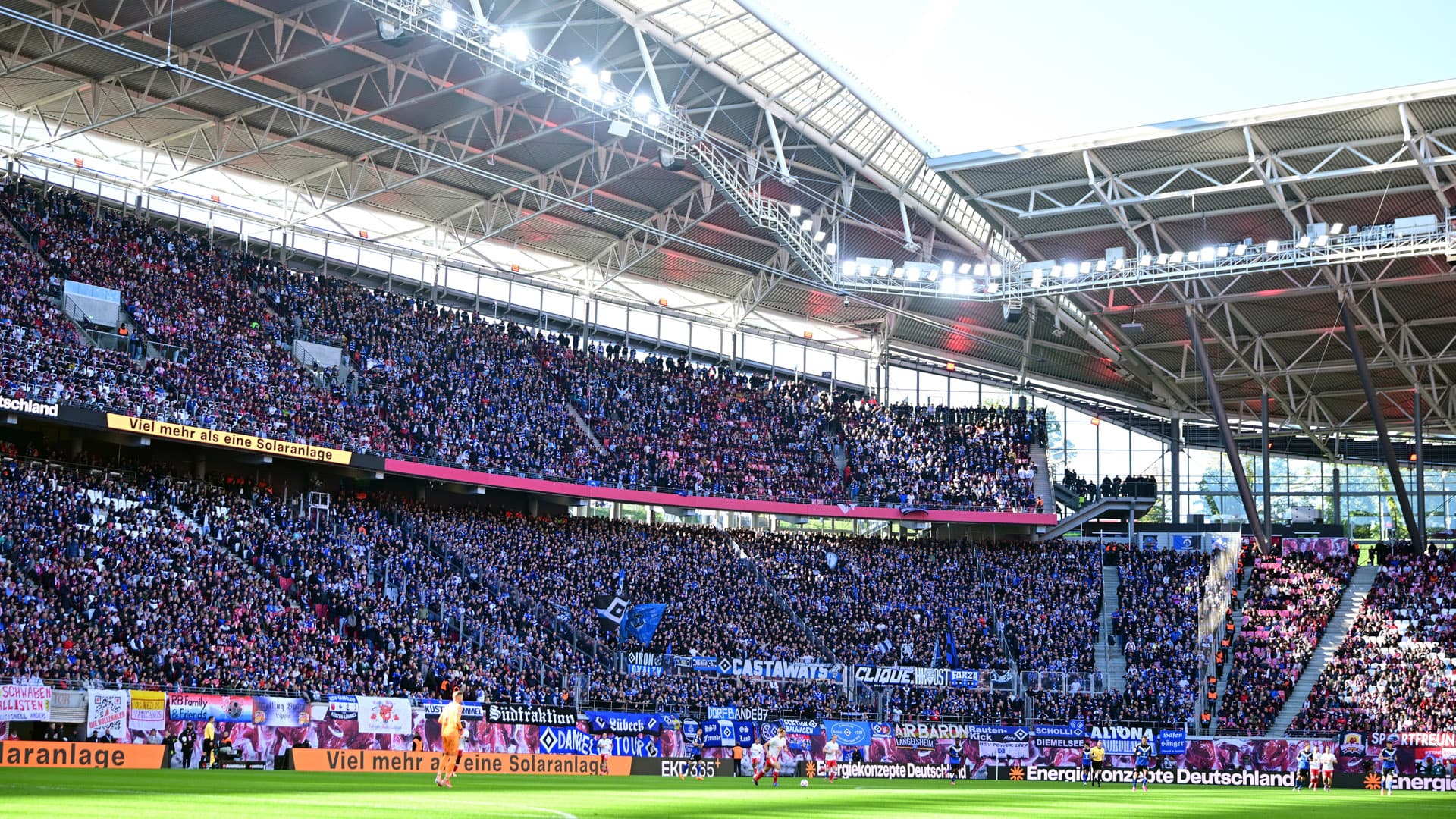 Prall gefüllter Auswärtsblock mit HSV-Fans beim Spiel in Leipzig