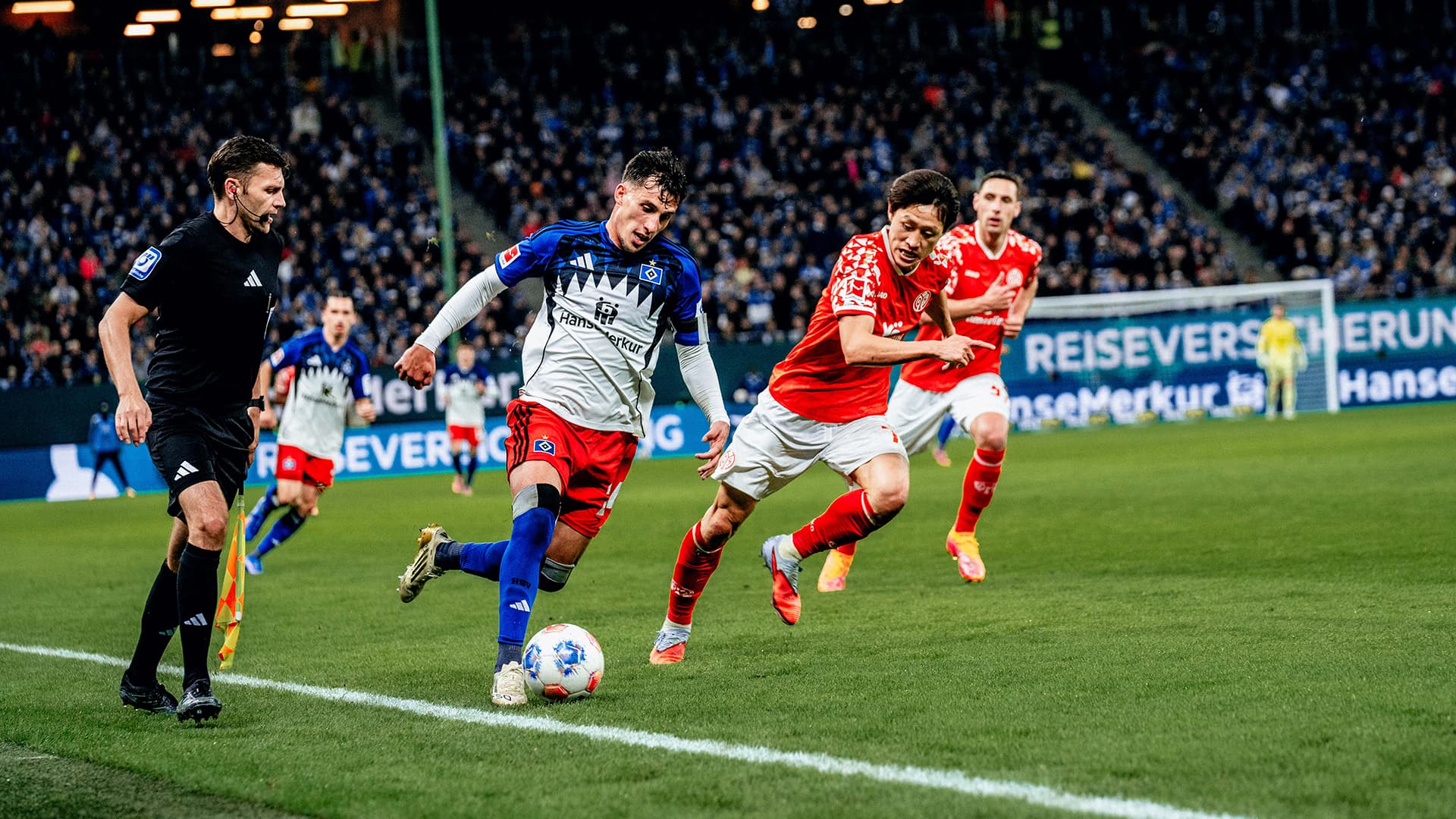 Nicolas Capaldo vom HSV und Jae-sung Lee vom 1. FSV Mainz 05 im Laufduell.