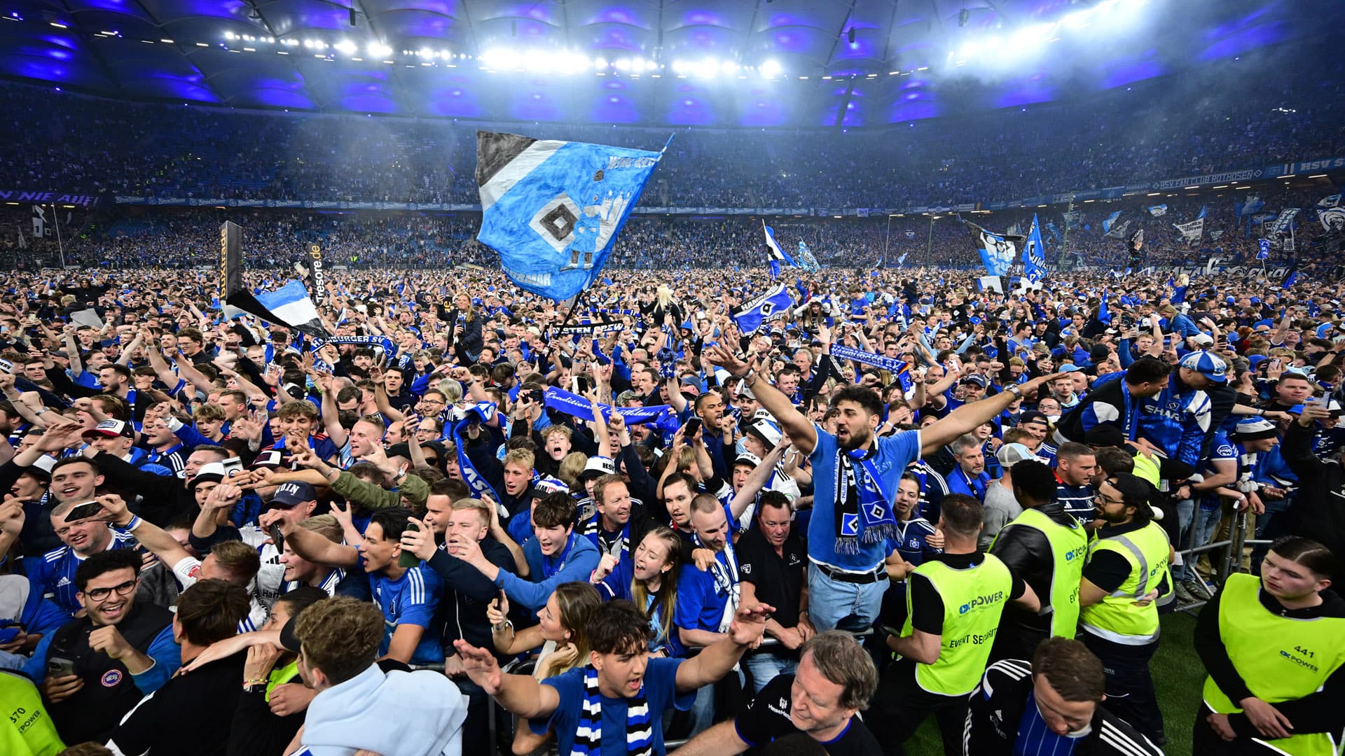 Jubel-Ekstase auf dem Platz nach dem Bundesliga-Aufstieg gegen Ulm