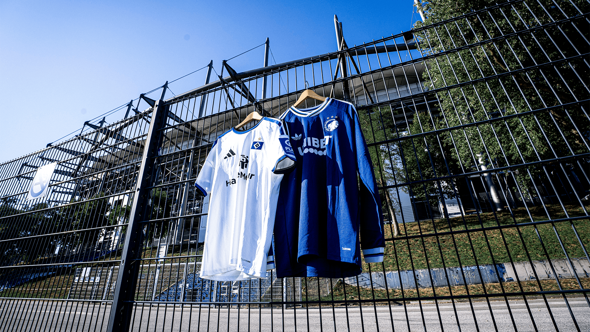 Das Trikot vom HSV und vom FCK hängen am Zaun vor dem Volksparkstadion.