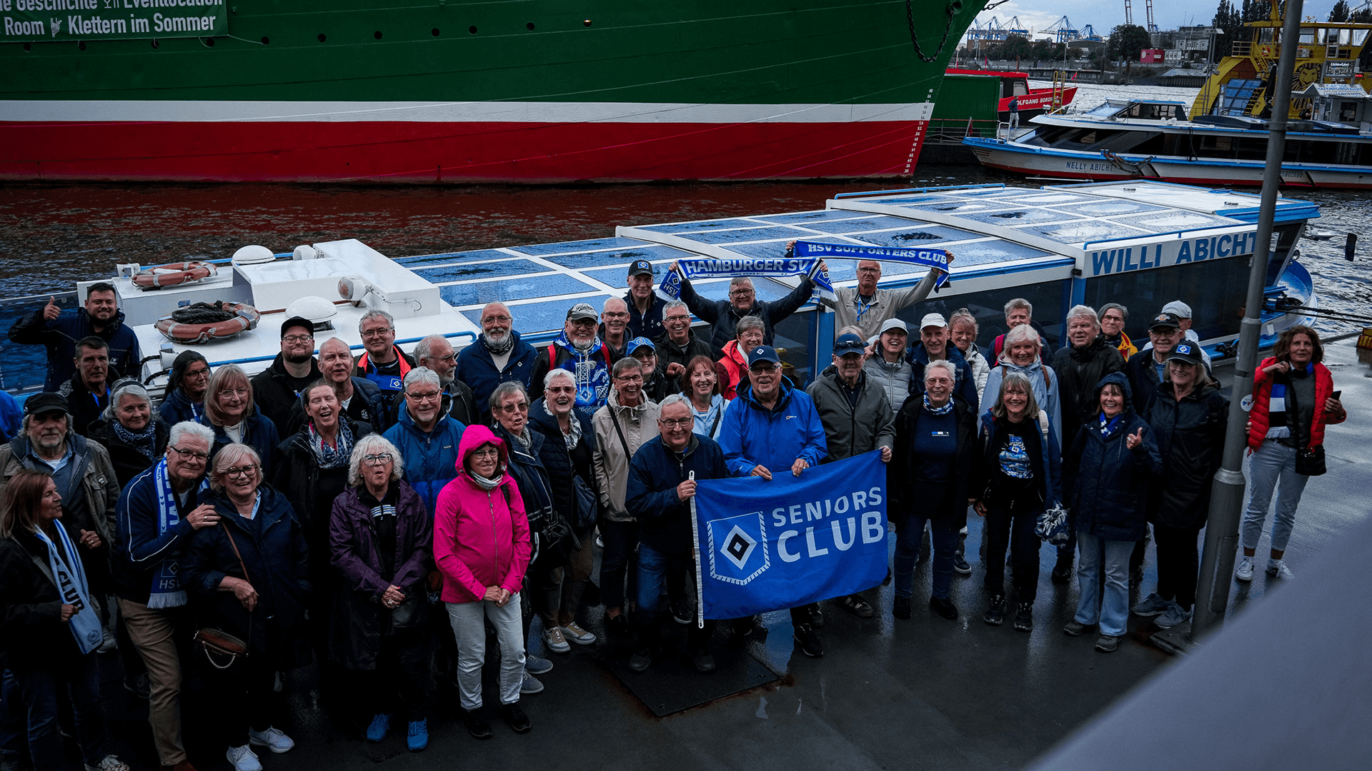 HSV-Senior Club steht am Hafen.