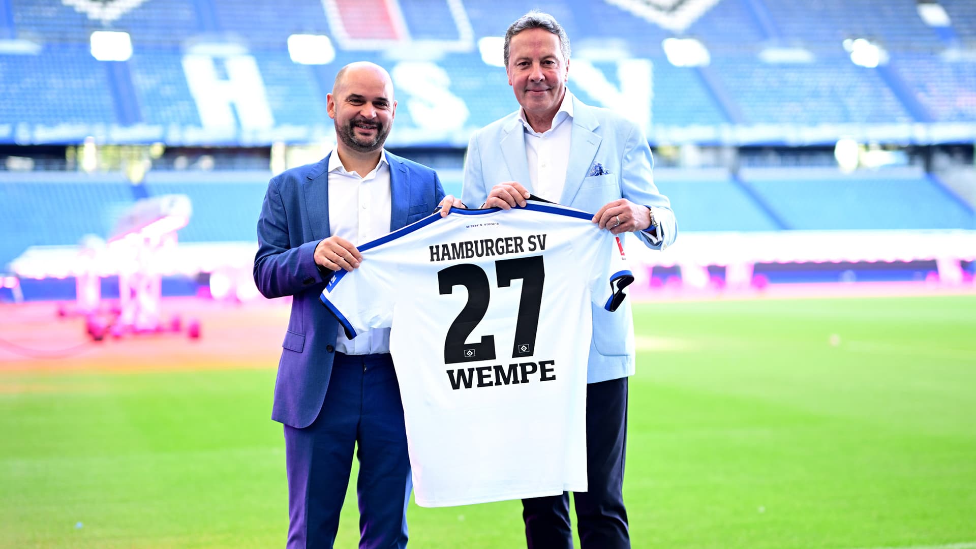 Michael Scharold, HSV, und Wempe Partner posieren mit Trikot.