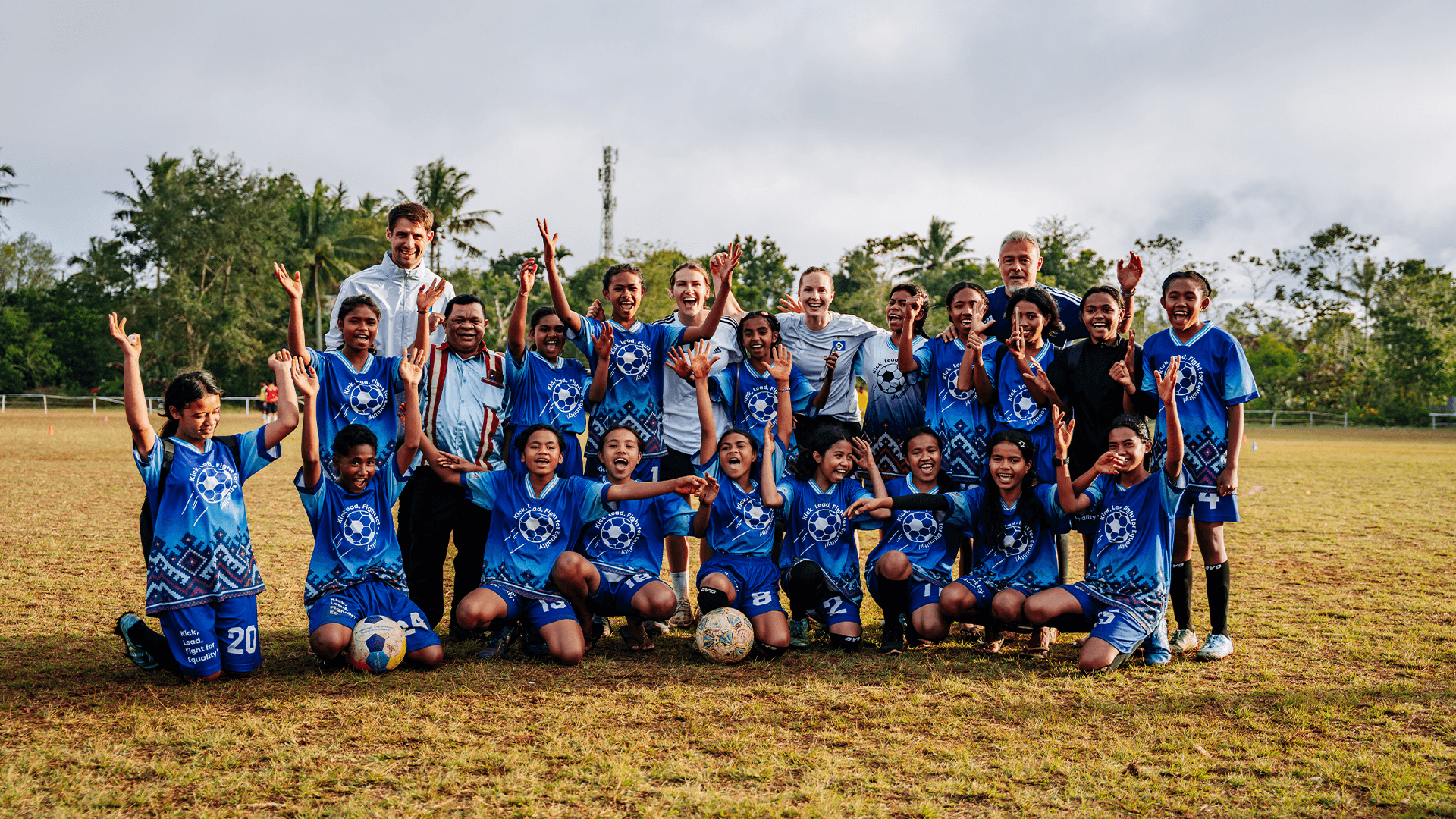 HSV zu Besuch in Indonesien in einem Mädchenfußballcamp.