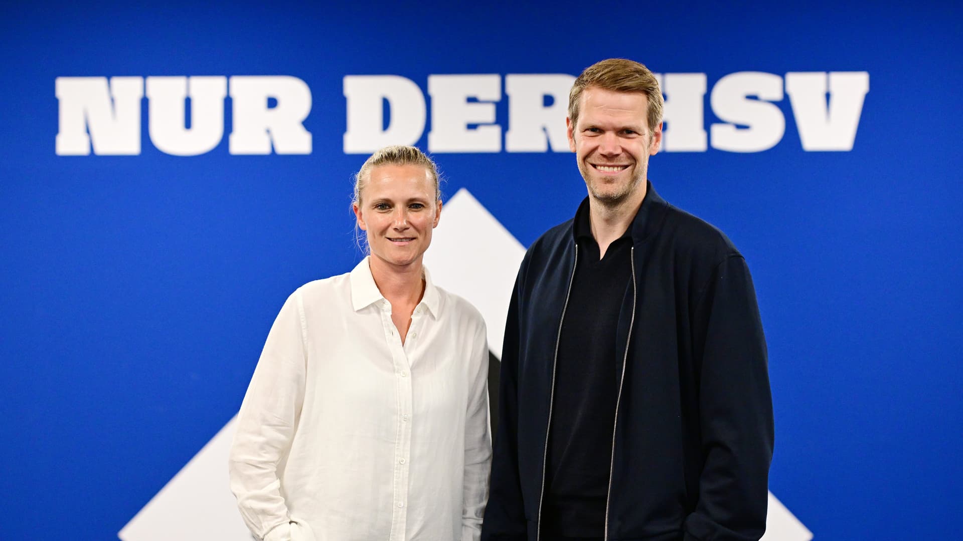 Kathleen Krüger und Eric Huwer stehen vor der Raute.