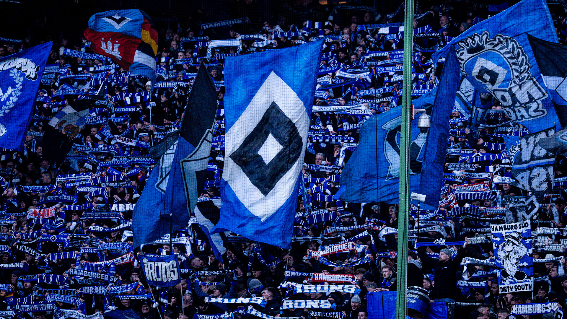 Fahnenmeer auf der Nordtribüne