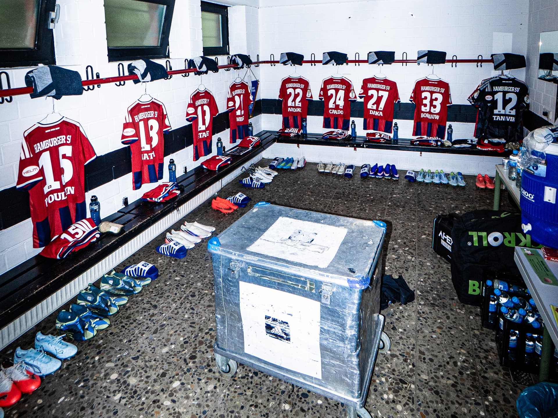 Ein Blick in die Gästekabine in Verl. Eingerichtet mit den HSV-Trikots.