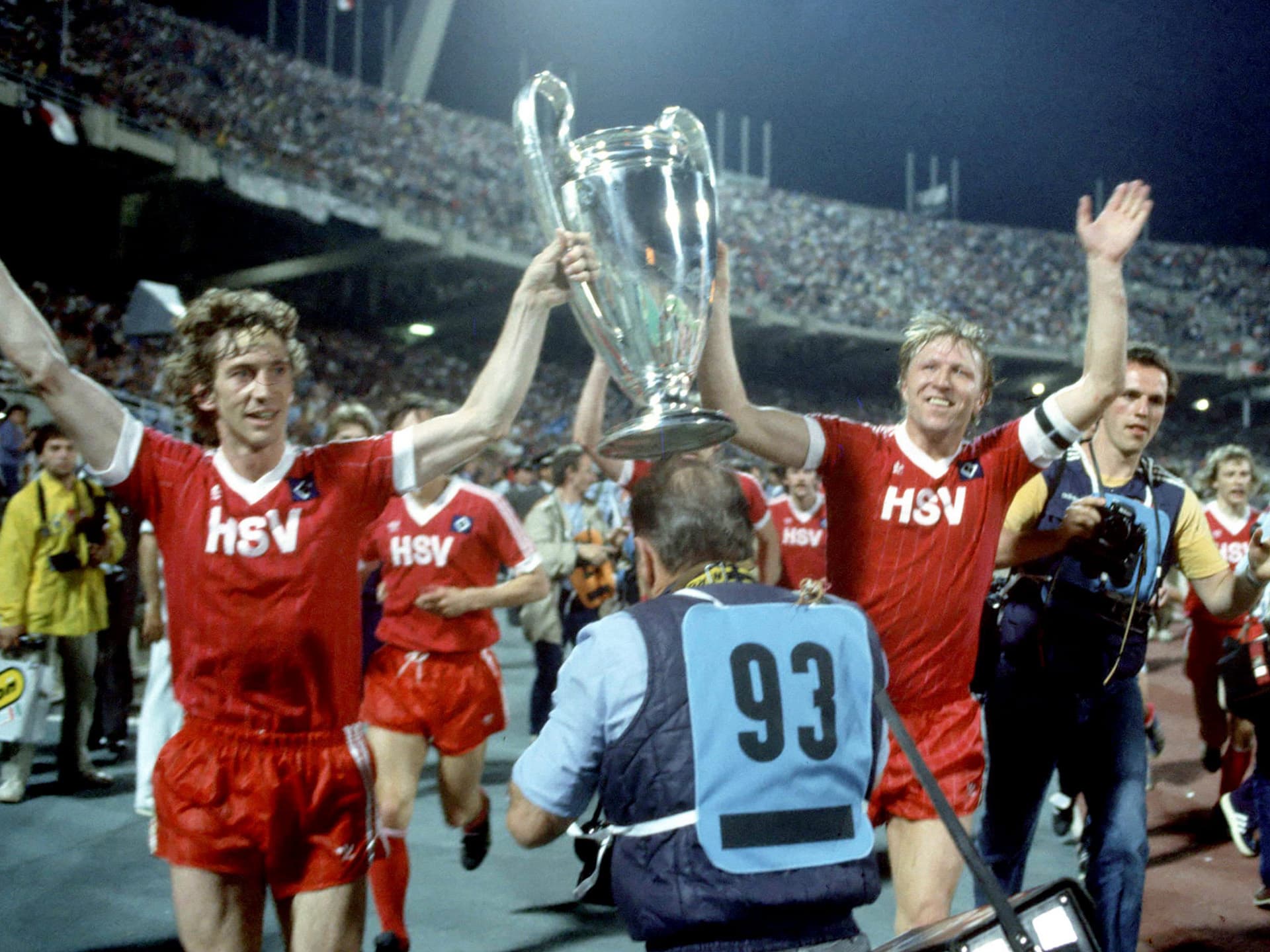 Ditmar Jakobs und Horst Hrubesch feiern mit dem Pokal