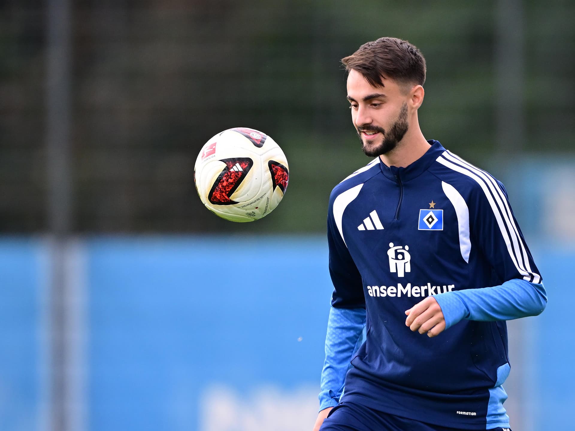 Fabio Vieira im Training mit dem Ball.