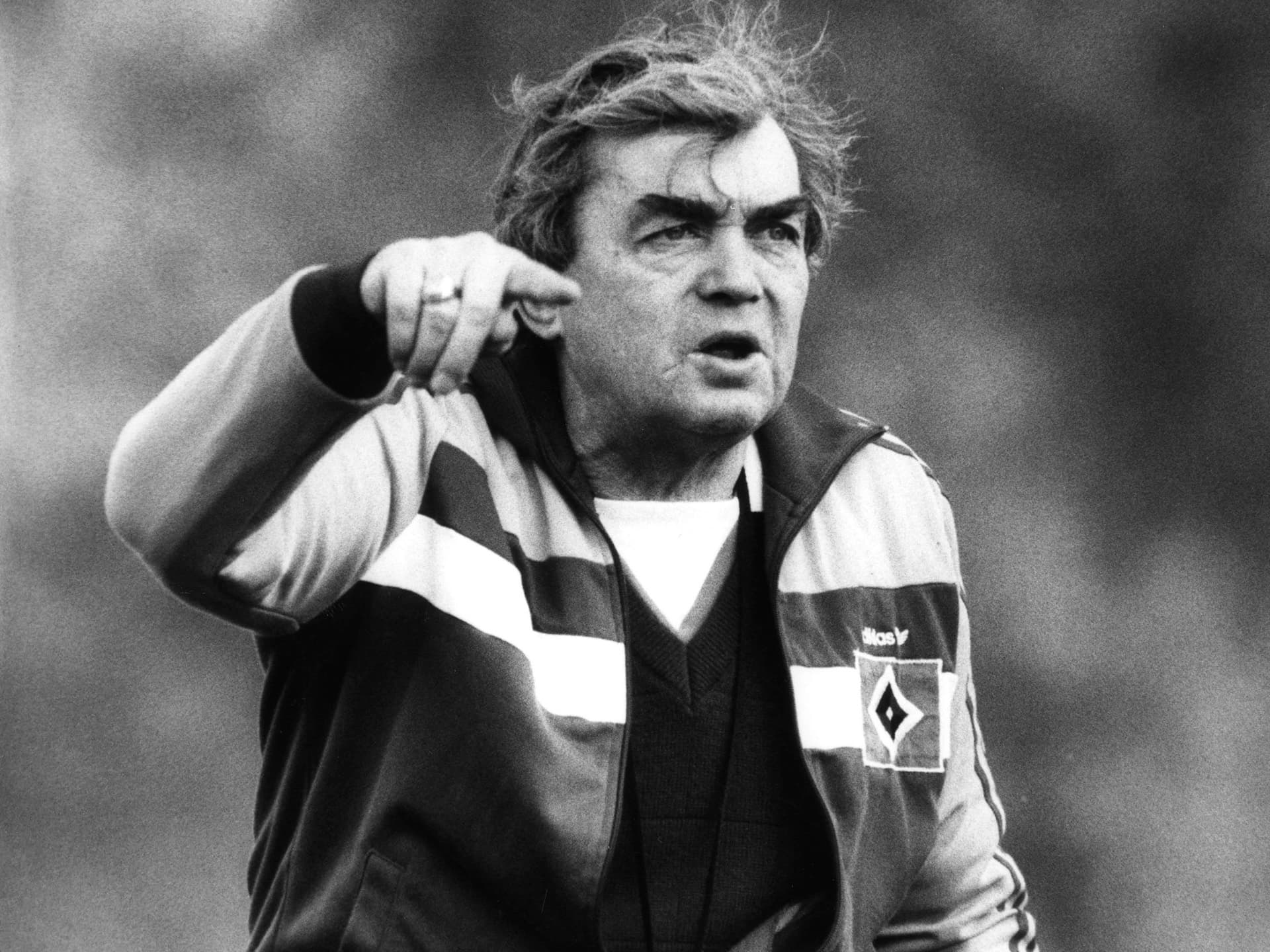 Ernst Happel in Nahaufnahme im HSV-Trainingsanzug