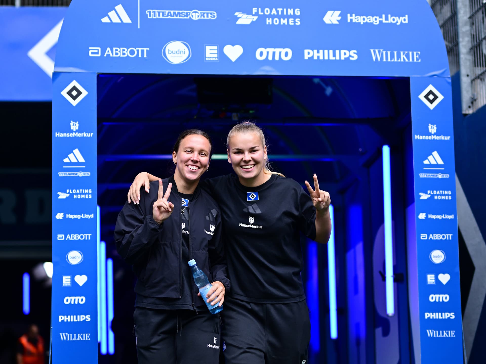 Viktoria Schwalm und Svea Stoldt formen das Peace-Zeichen