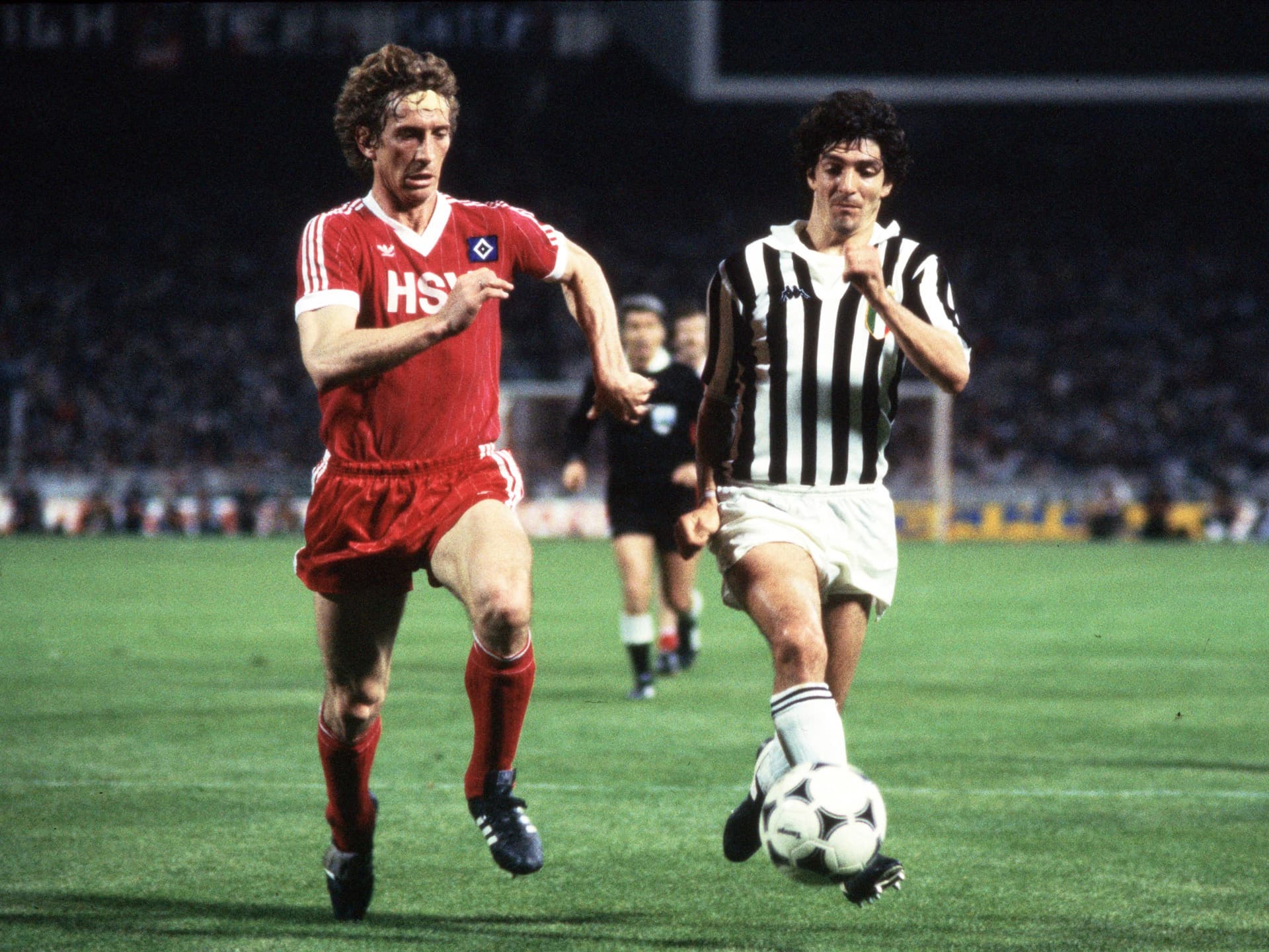 Wolfgang Rolff im Finale des Europapokals der Landesmeister 1983 im Laufduell mit einem Spieler von Juventus Turin