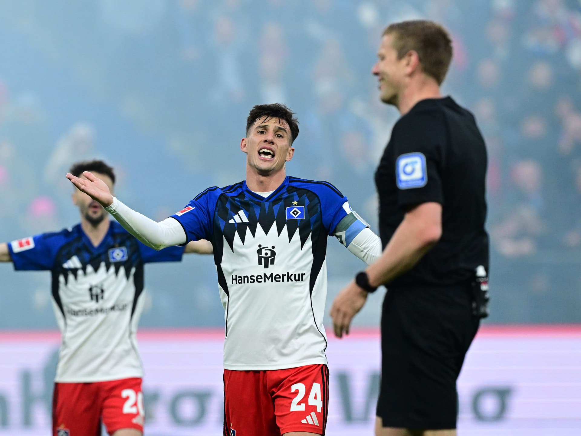 Nicolas Capaldo im Austausch mit dem Schiedsrichter