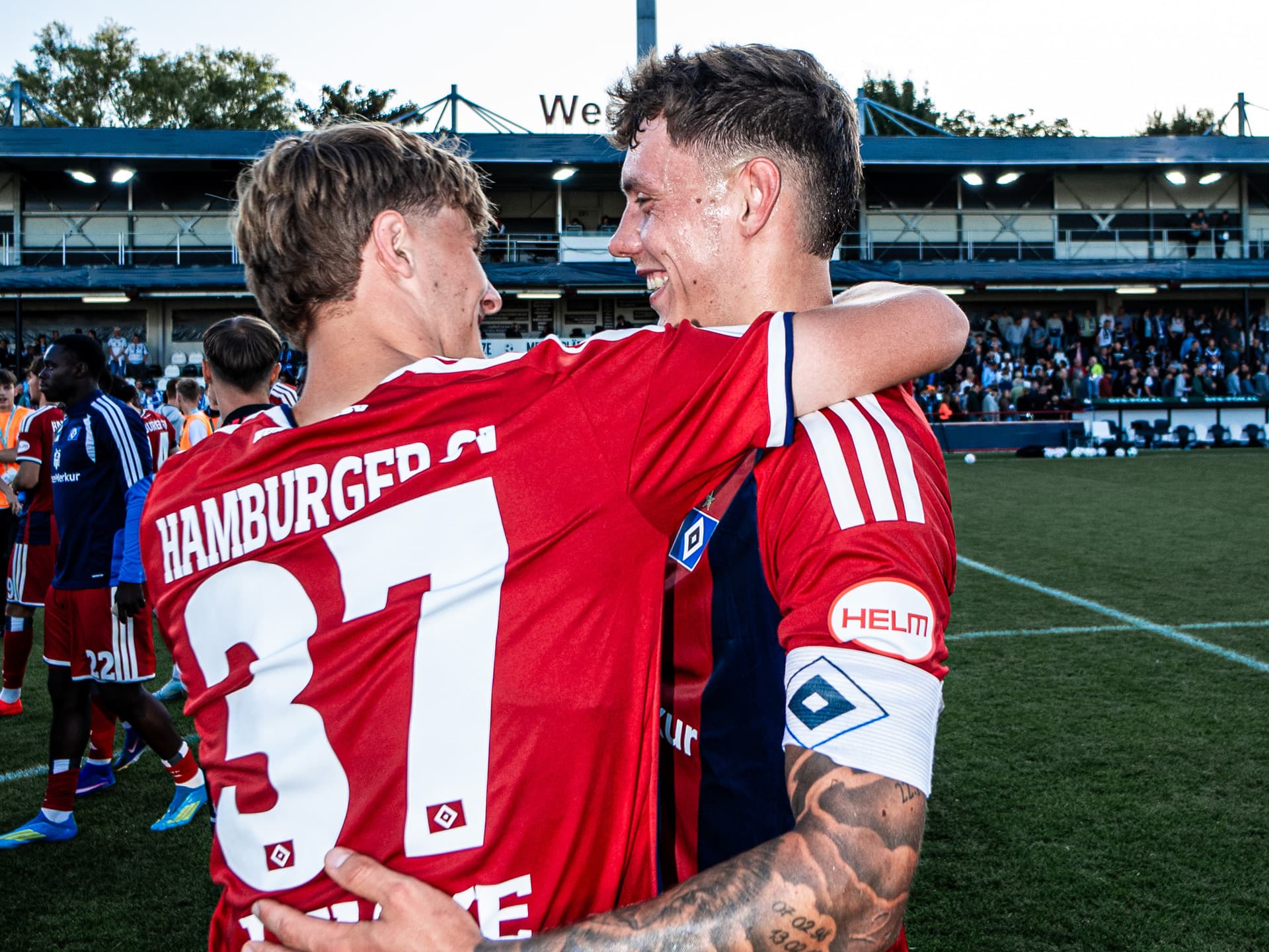 Louis Lemke und Nicolai Remberg umarmen sich nach dem Abpfiff im Mittelkreis.