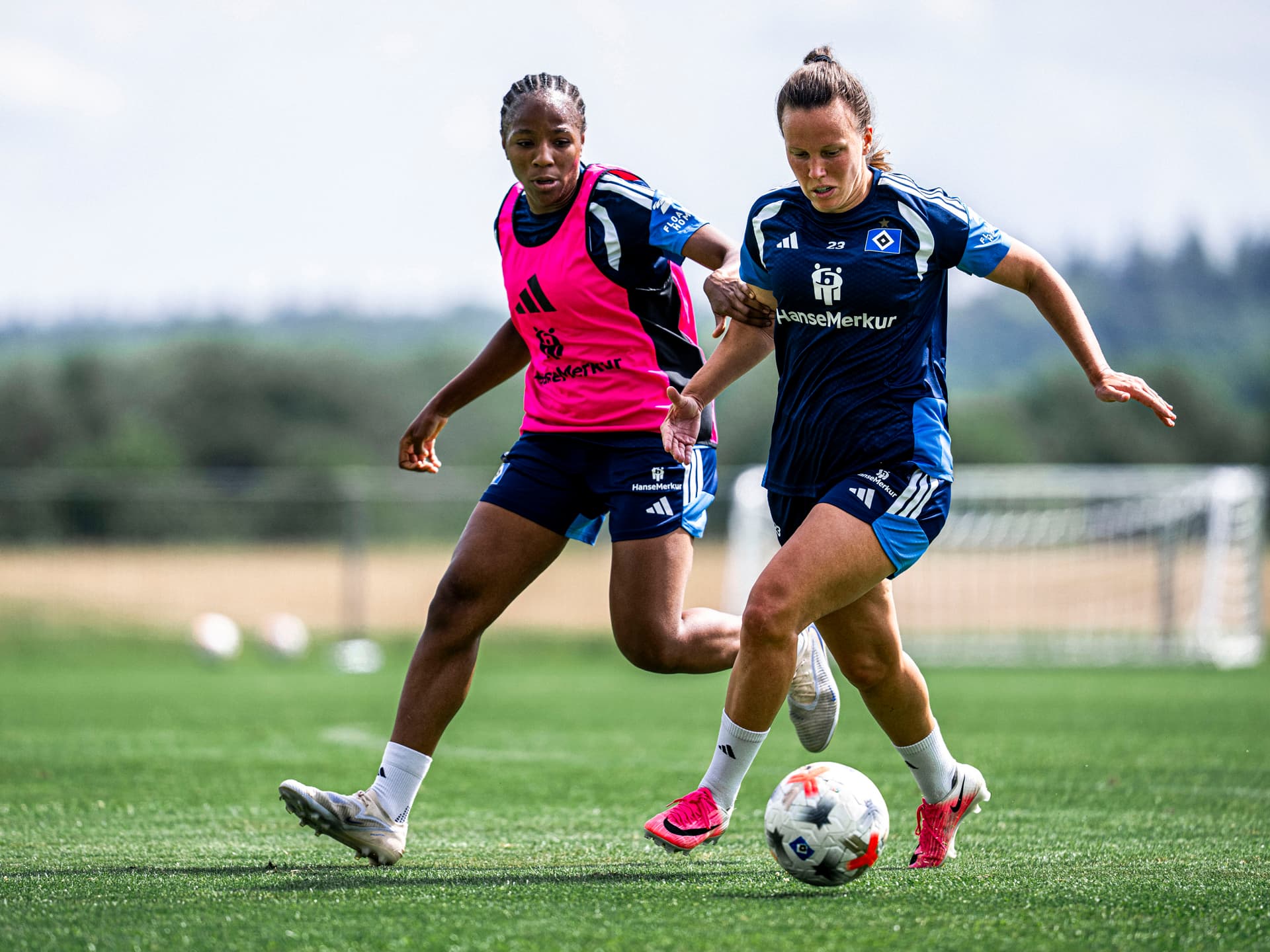 Viktoria Schwalm führt den Ball im Training