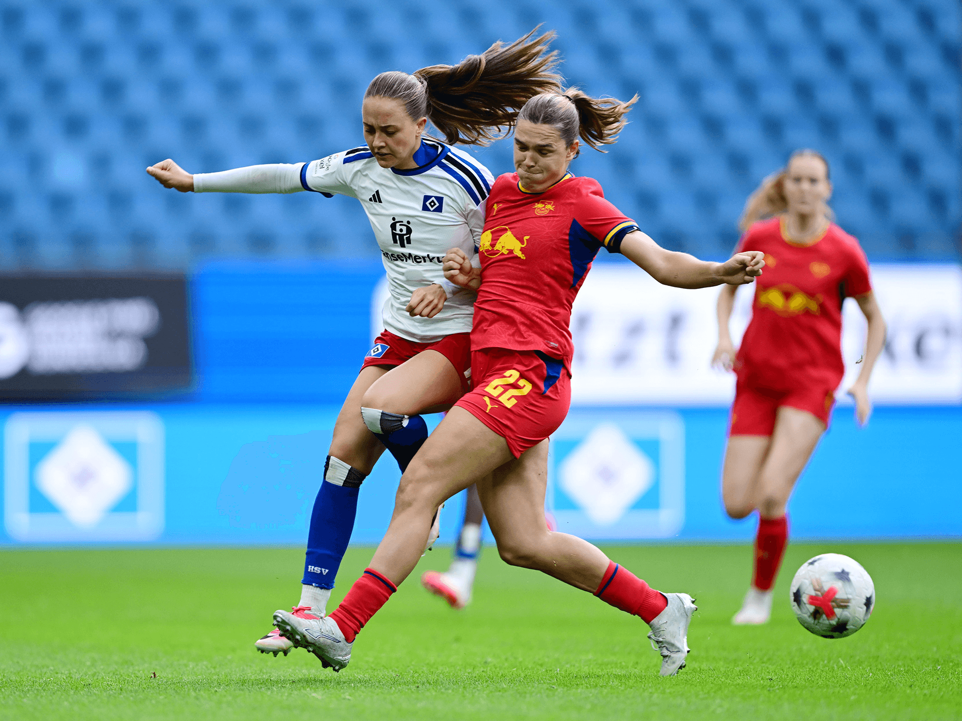 Camilla Linberg gegen Alieke Tuin am Ball