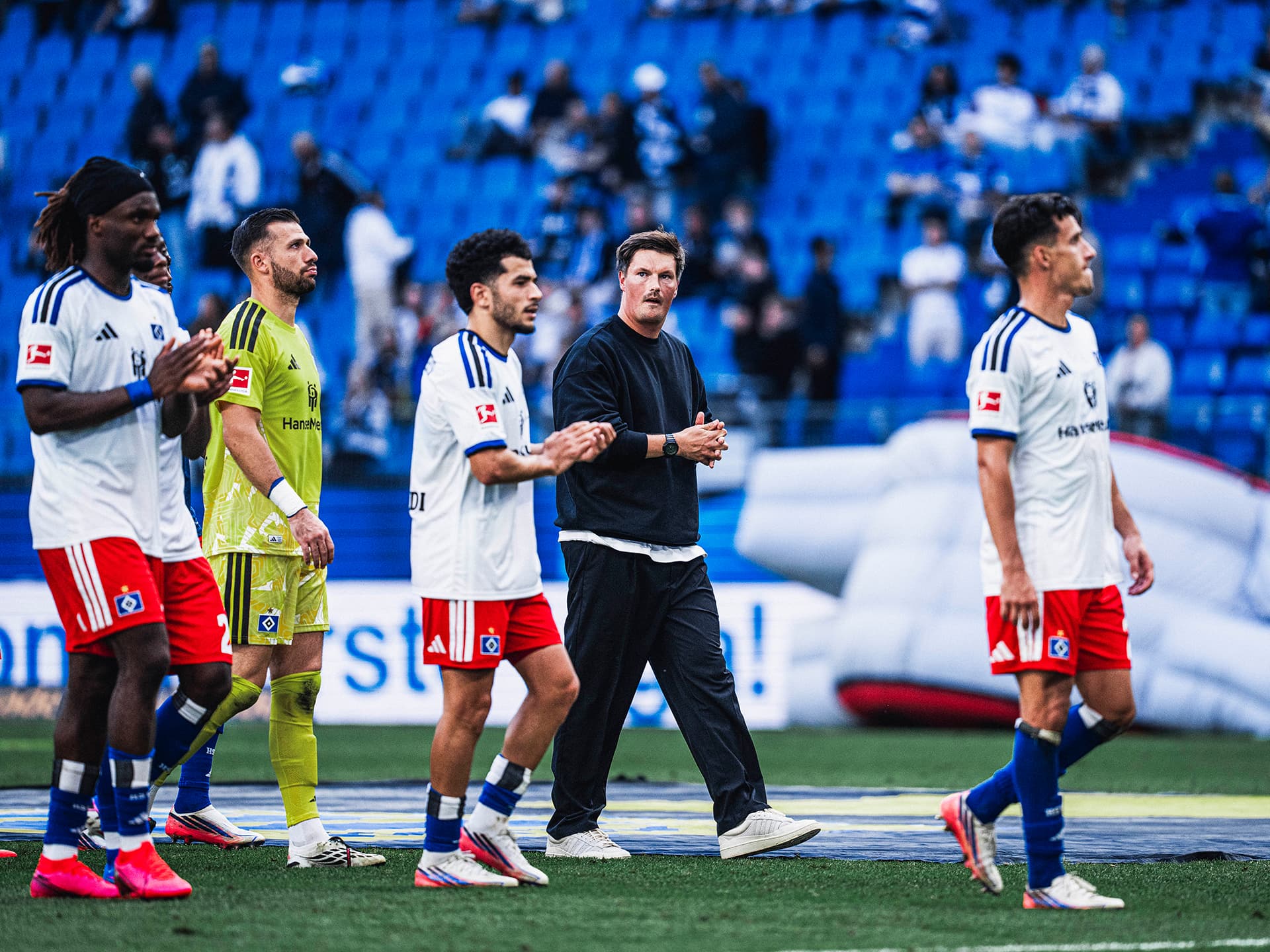 HSV-Cheftrainer Merlin Polzin und seine Mannschaft nach dem Heimspiel gegen Mainz 05.