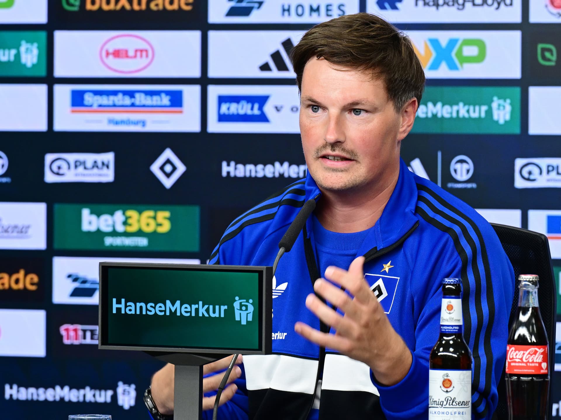 Merlin Polzin auf dem Podium im Pressekonferenzraum des Volksparkstadions