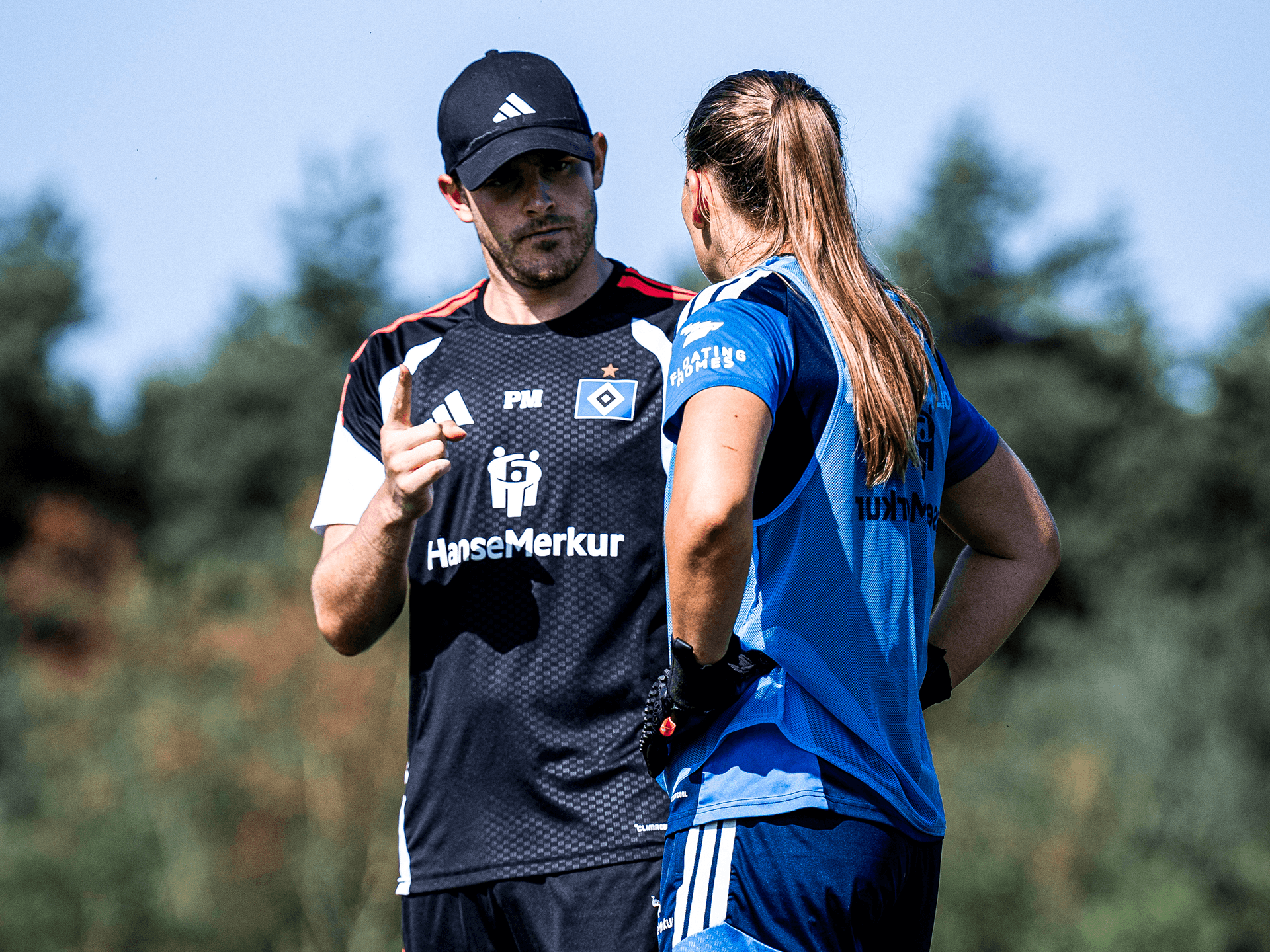 Torwarttrainer Philipp Meister erklärt Jule Baum etwas beim Training