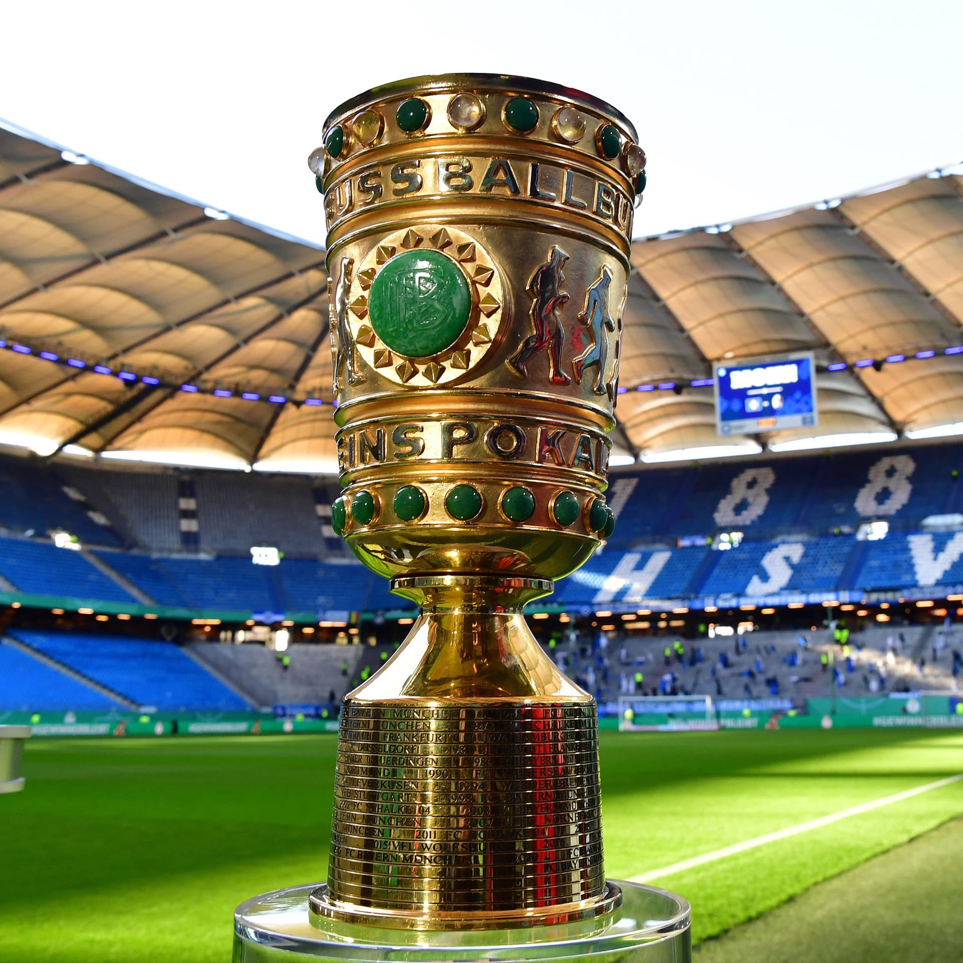 Die Trophäe des DFB-Pokals im Detail im Volksparkstadion