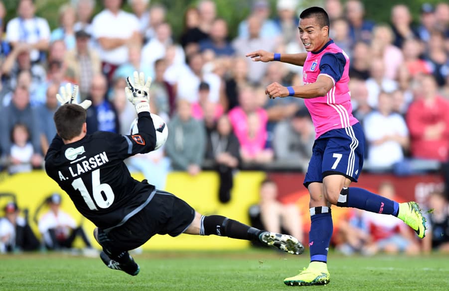 Torwart Larsen hält den Schuss von Bobby Wood.