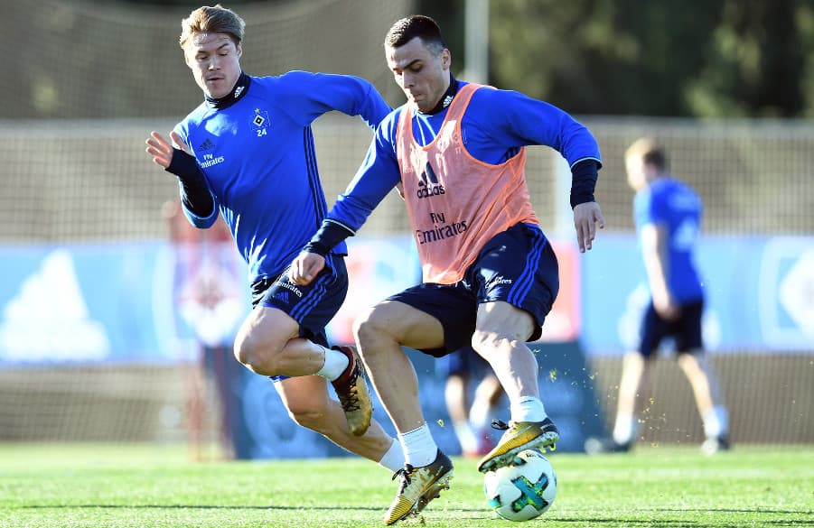 Sakai und Kostic im Kampf um den Ball.