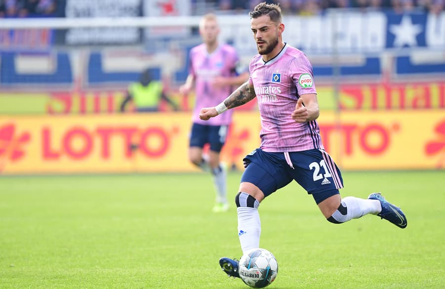 Schon neun Mal legte er seinen Mitspielern Tore auf und ist damit der Top-Vorlagengeber des HSV: Tim Leibold